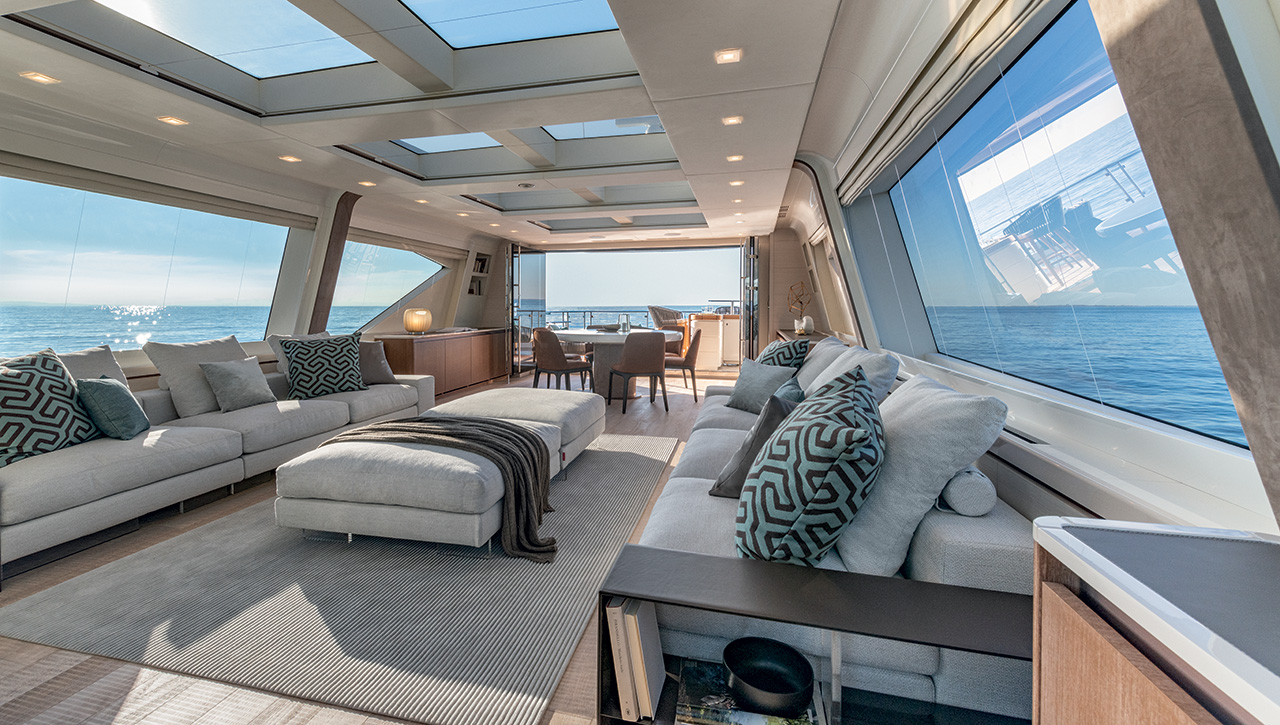 MCY 105 SKYLOUNGE Interior