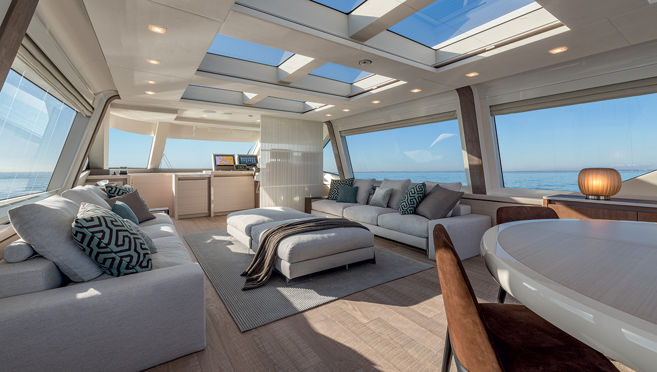 MCY 105 SKYLOUNGE Interior