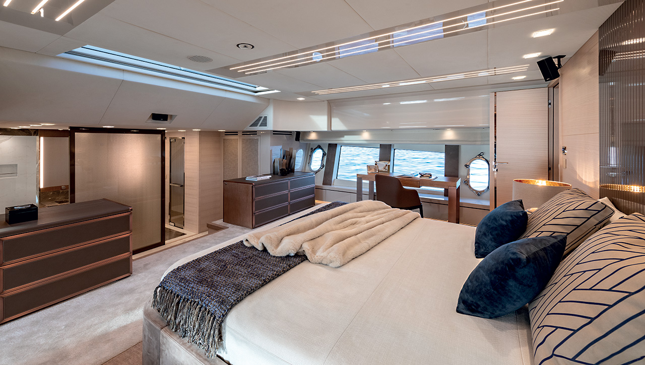 MCY 105 SKYLOUNGE Interior