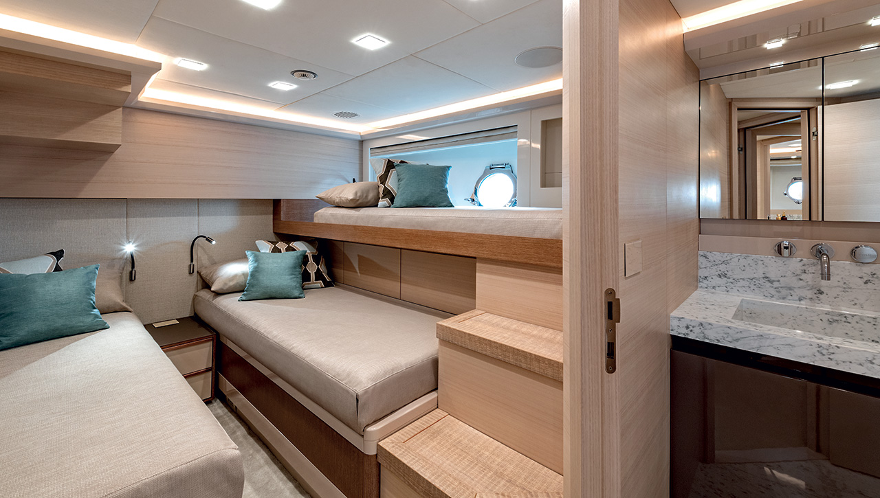 MCY 105 SKYLOUNGE Interior