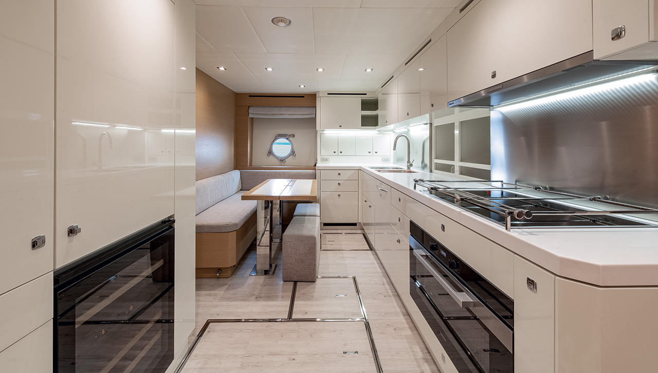 MCY 105 SKYLOUNGE Interior