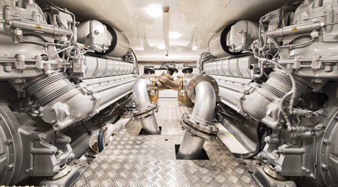 MCY 105 Enignes room