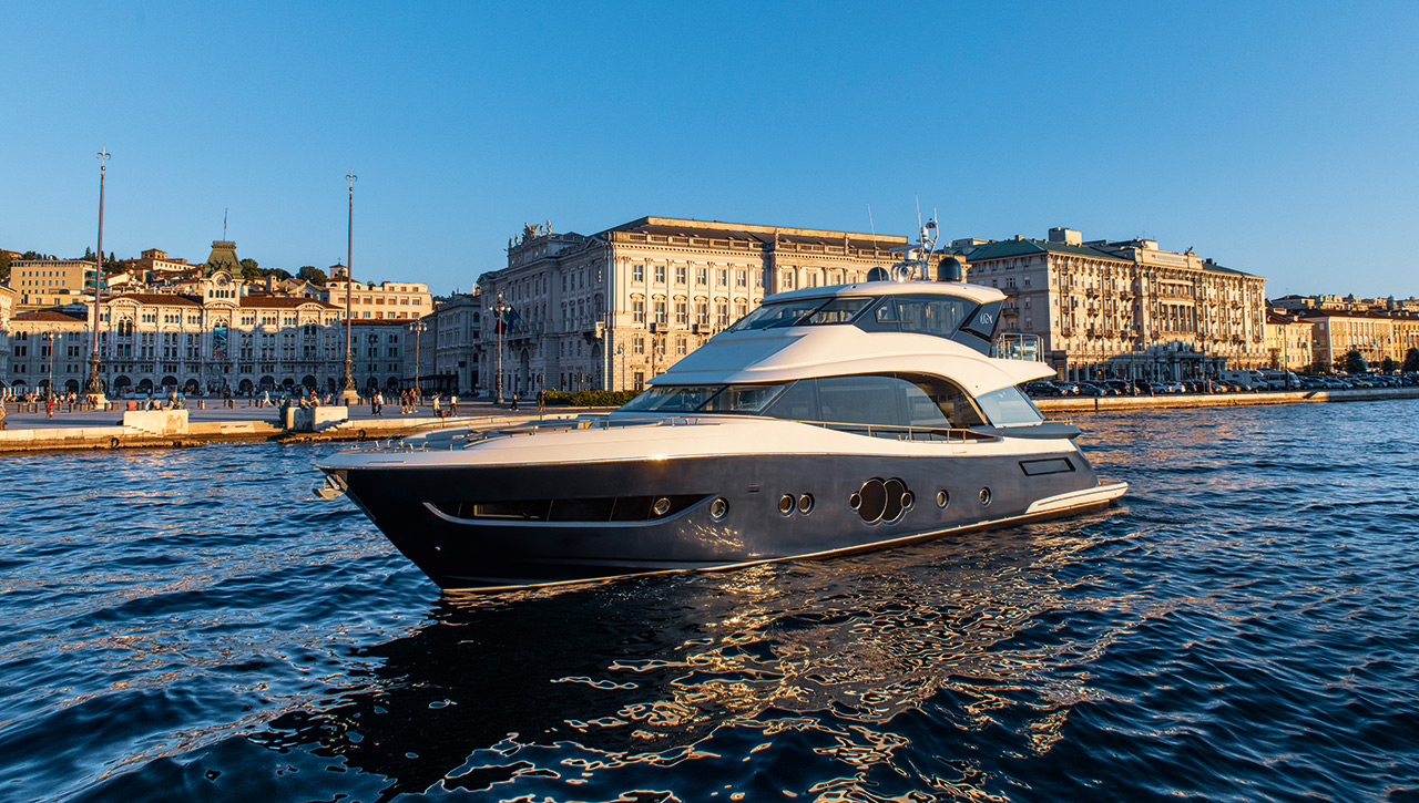 MCY 76 Skylounge Mooring