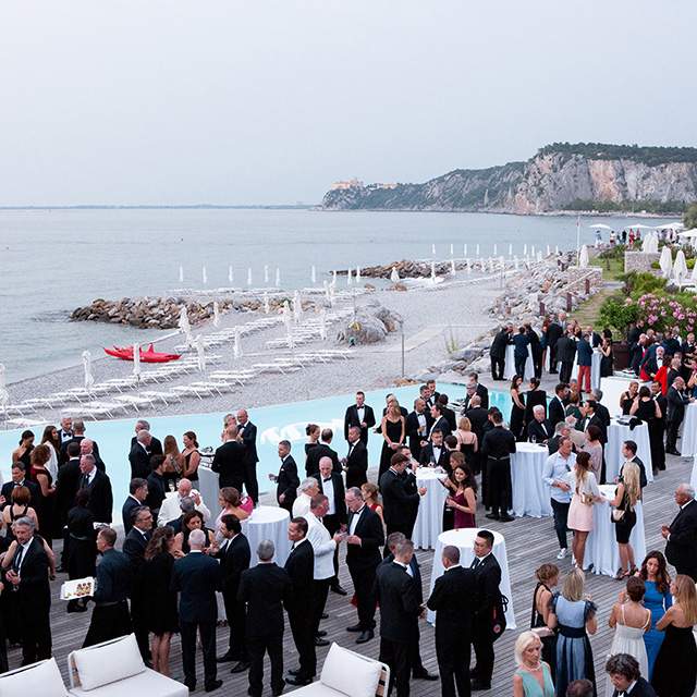 A Tribute to Light: Monte Carlo Yachts presenta il nuovo MCY 76