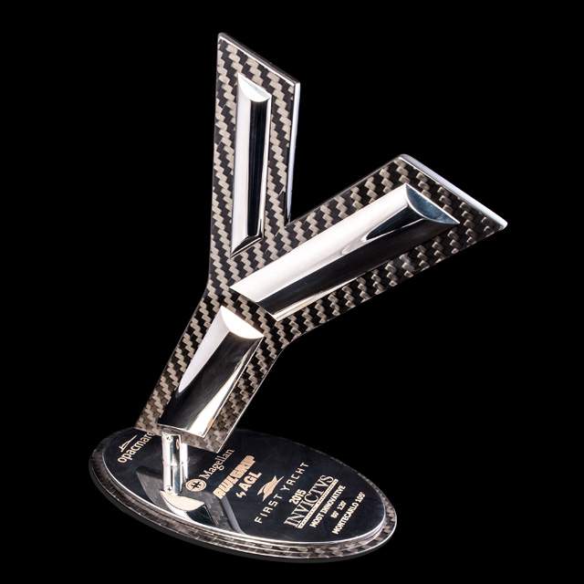 MCY 105 Riceve il “Most Innovative” Award in occasione dell’invictus Yachts Trophies a Cannes